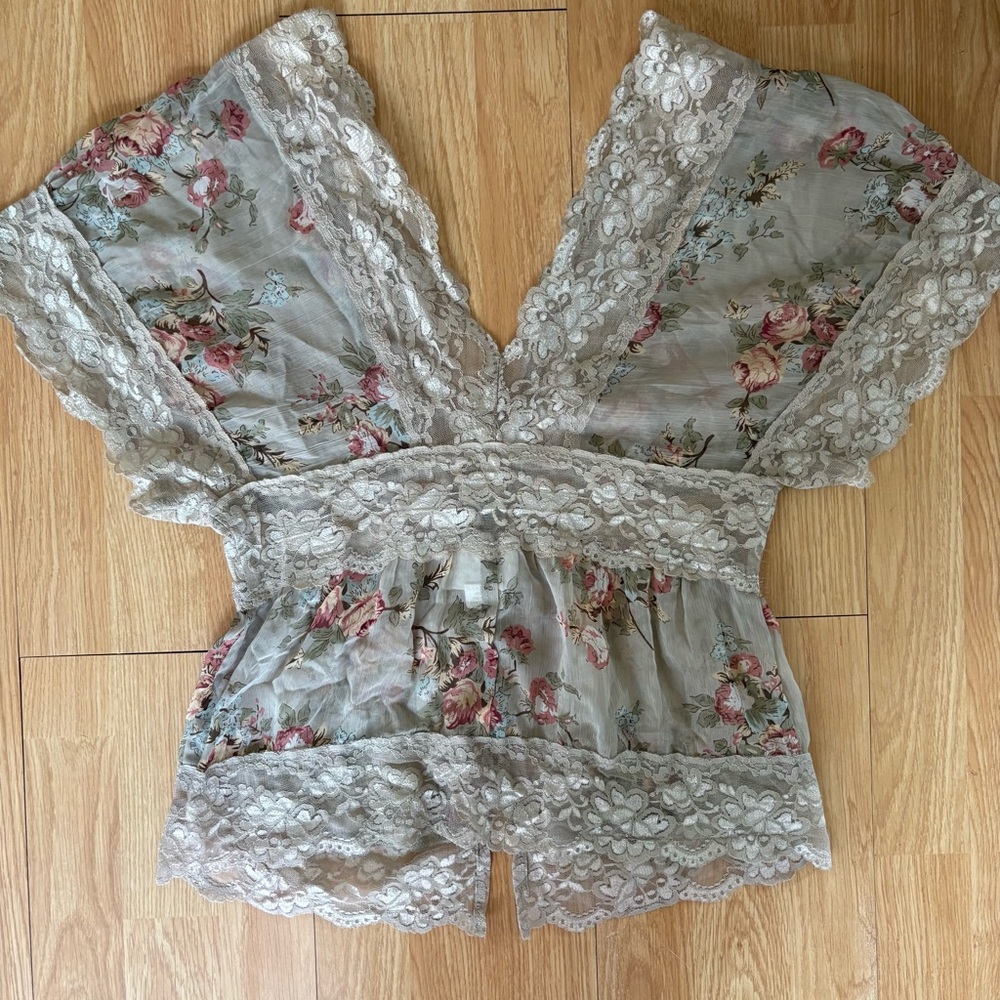 Passport Beige Floral Lace-Trim V-Neck Blouse - Picture 5 of 6